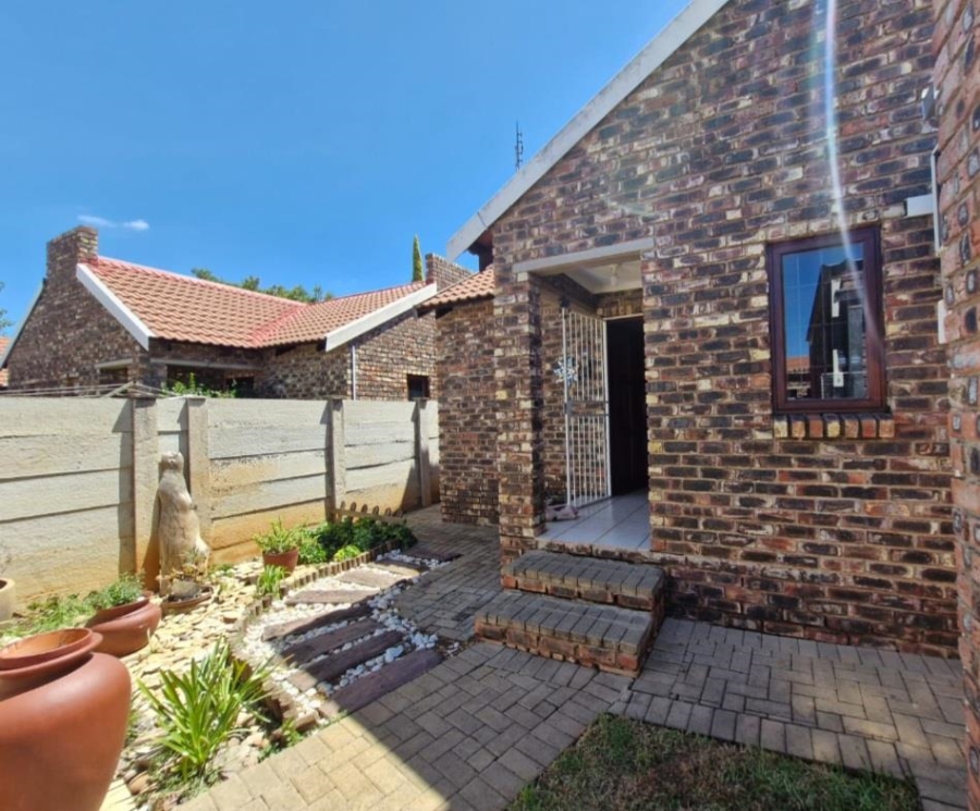 2 Bedroom Property for Sale in Langenhovenpark Free State